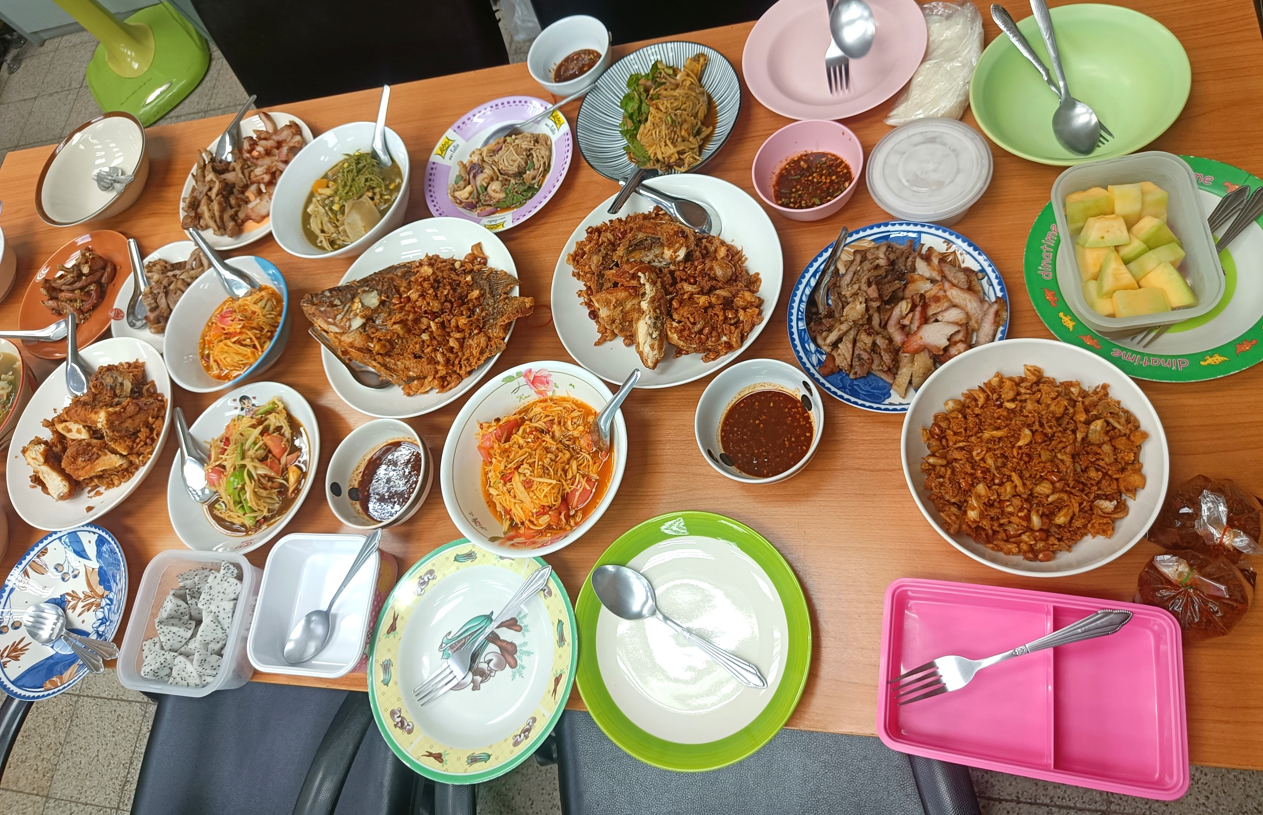 title - กลุ่มพัฒนาระบบบริหาร ส.ป.ก. ร่วมทำกิจกรรมหิ้วปิ่นโตรับประทานอาหารร่วมกัน 